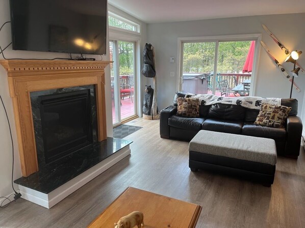 Smart-TV, Kamin, Tischfußball, Bücher