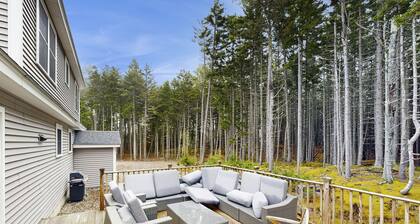 Secluded Dog-Friendly Getaway w/ Free WiFi, Private Washer/Dryer, Furnished Deck