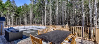 Secluded Dog-Friendly Getaway w/ Free WiFi, Private Washer/Dryer, Furnished Deck
