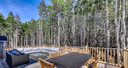 Secluded Dog-Friendly Getaway w/ Free WiFi, Private Washer/Dryer, Furnished Deck