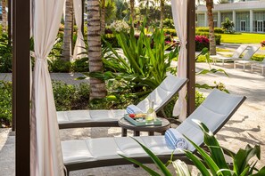 2 من حمّامات السباحة الخارجية