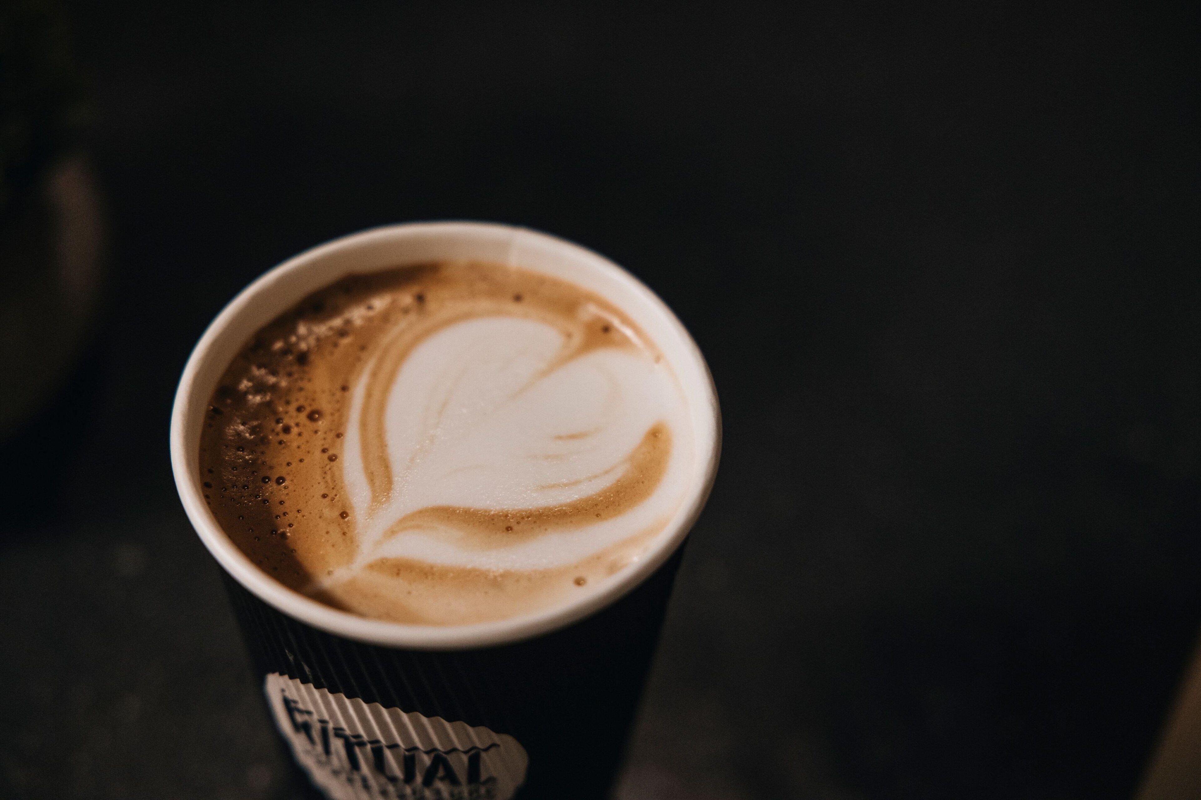 Una taza de café con un diseño de arte latte.