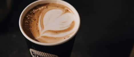Una taza de café con un diseño de arte latte.