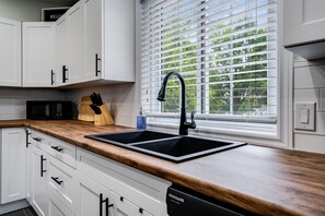 Fridge, microwave, oven, stovetop - A CoZy PlAcE ToO! A Place for Everyone (Leamington)