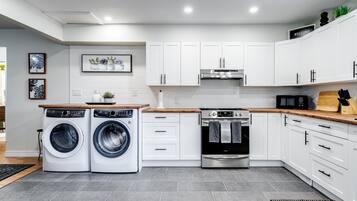 Frigorífico, microondas, horno y placa de cocina