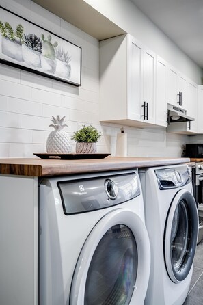 Fridge, microwave, oven, stovetop - A CoZy PlAcE ToO! A Place for Everyone (Leamington)