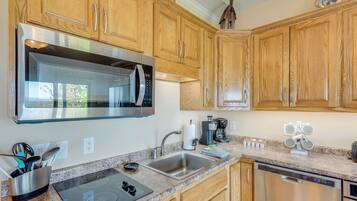 Fridge, microwave, stovetop, dishwasher