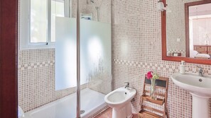 Bathtub, hair dryer - Villa Lola 14 Chiclana de la Frontera by Ruralidays (Cádiz)