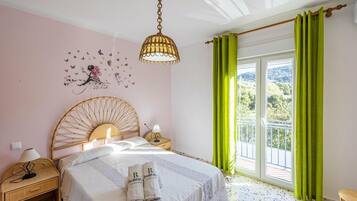 4 slaapkamers, een strijkplank/strijkijzer, reisbedje, wifi