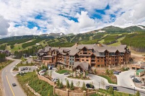 Exterior - Luxury 1 Bedroom Master-sleeps 4+ Ski-in/Ski out at Grand Lodge on Peak 7 (Breckenridge)