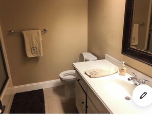 Tina con regadera, secadora de cabello, toallas, jabón 