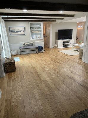 Interior - Walk to the beach from the cutest house ever!! (Falmouth)