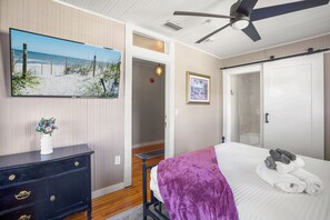 6 bedrooms, free WiFi, bed sheets - Fig Tree Inn | steps to the beach (Jacksonville Beach)