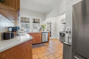 Fridge, microwave, oven, stovetop - Fig Tree Inn | steps to the beach (Jacksonville Beach)