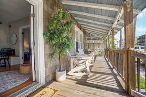 Terrace/patio - Fig Tree Inn | steps to the beach (Jacksonville Beach)