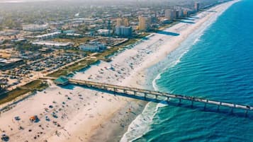 Plage à proximité, chaises longues, serviettes de plage
