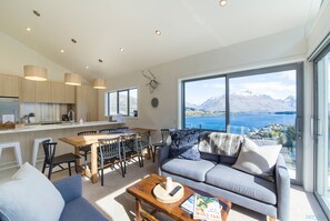 Premium House | 4 bedrooms, individually decorated, individually furnished - Bluewater (Queenstown)