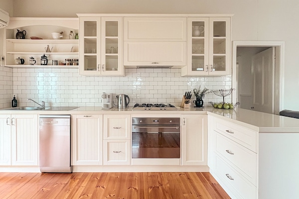 Een koelkast, een microgolfoven, een oven, een vaatwasser