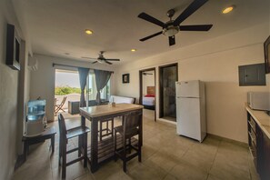 Appartement Standard, 1 grand lit et 1 canapé-lit | Repas dans la chambre