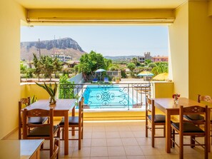 Outdoor dining - Fotis Studios Apartments (Hersonissos)