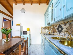 Frigorifero, forno, lavastoviglie, seggiolone