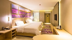 A hotel room with a bed, bedside table, and a large mirror. - Lavande Hotel - Guangzhou Panyu Chimelong (Guangzhou)