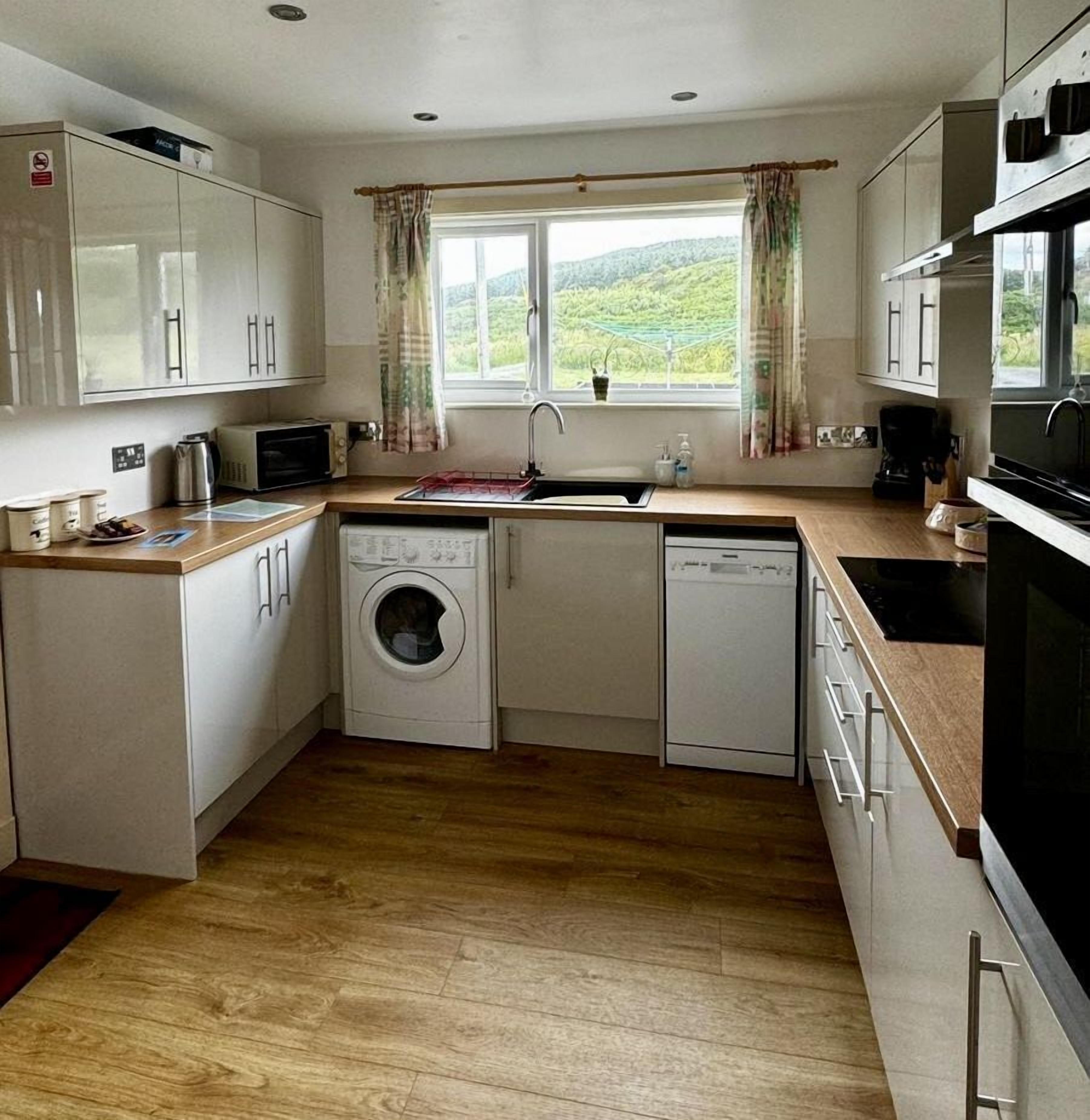 Geladeira, micro-ondas, máquina de gelo