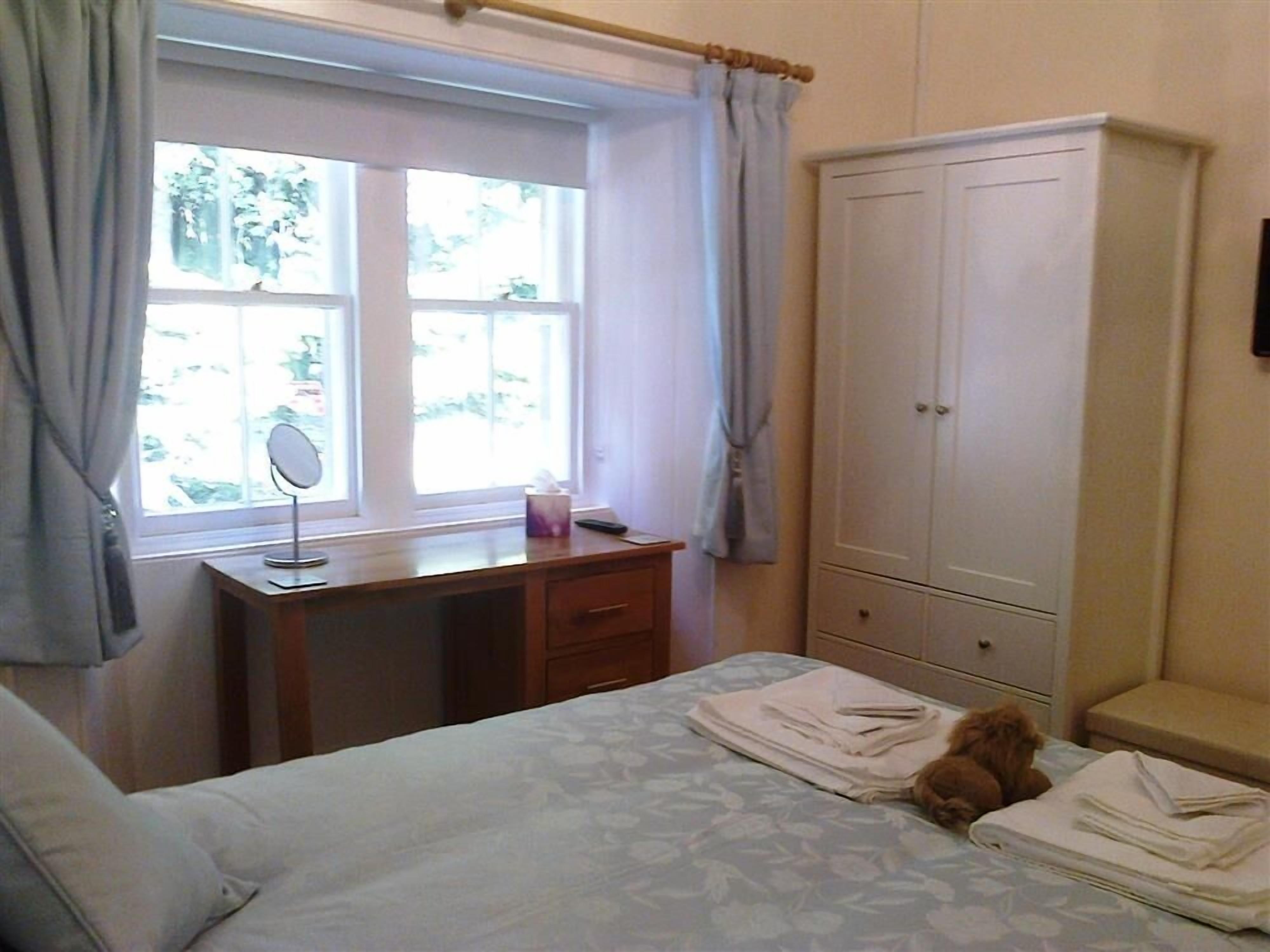1 bedroom, bed sheets