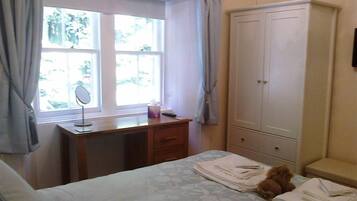 1 bedroom, bed sheets