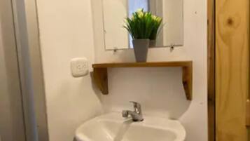 Regadera, toallas, jabón, papel de baño