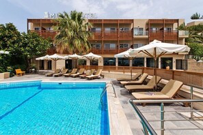 Una piscina cubierta, una piscina al aire libre