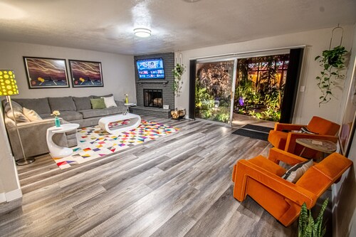 Beautiful Oasis Home - 5 min to Strip & Airport!