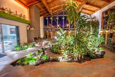 Beautiful Oasis Home - 5 min to Strip & Airport!