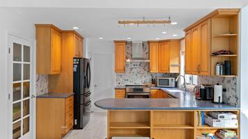 Refrigerador, microondas, horno, placa de cocina