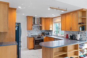 Jääkaappi, mikroaaltouuni, uuni, liesi