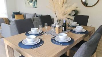 Apartemen Basic, 4 kamar tidur | Makan di kamar