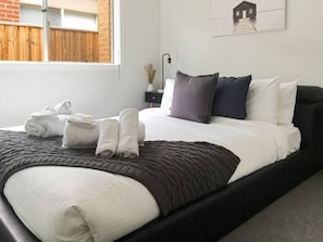 Apartamento básico, 4 quartos | 4 quartos, individualmente decorados, individualmente mobiliados
