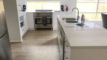 Apartemen Basic, 4 kamar tidur | Dapur pribadi | Lemari es, microwave, oven, dan kompor