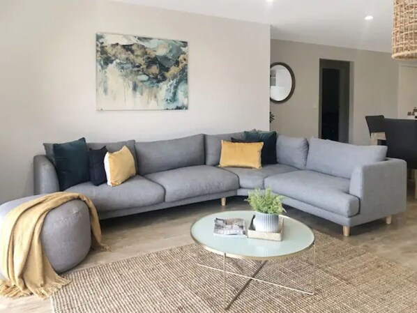 Basic Apartment, 4 Bedrooms | Living room