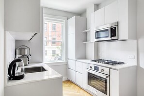 Frigorífico, microondas, horno y placa de cocina