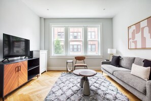 Una televisión, un reproductor estéreo