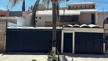 Rumah, beberapa kamar, akses difabel | Eksterior