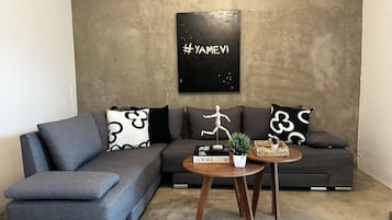 House, Multiple Bedrooms, Accessible | Living room