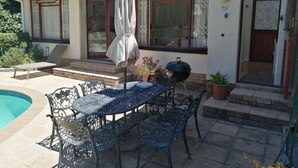 Outdoor pool - Open Plan Leading Onto Pool (Cape Town)