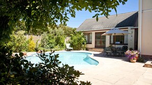 Outdoor pool - Open Plan Leading Onto Pool (Cape Town)