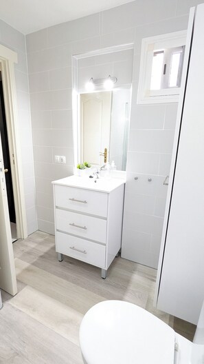 Condo, 2 phòng ngủ, phù hợp cho người khuyết tật, hút thuốc | Phòng tắm | Vòi sen/bồn tắm kết hợp, máy sấy tóc, dép đi trong nhà, khăn tắm 