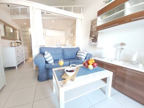 Apartamento, 2 habitaciones, accesible para personas con discapacidad, fumadores | Sala de estar | Una televisión