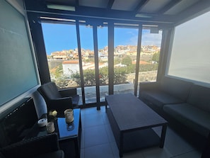 Apartamento, 2 habitaciones, accesible para personas con discapacidad, fumadores | Sala de estar | Una televisión