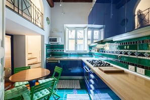 Apartment, 3 Schlafzimmer, Balkon, Stadtblick | Eigene Küche | Mikrowelle, Herdplatte, Wasserkocher mit Kaffee-/Teezubehör