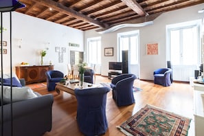Apartment, 3 Bedrooms, Balcony, City View | Interior
